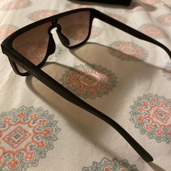 Louis Vuitton Sunglasses like new - Picture 6 of 11